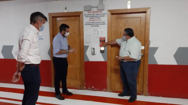 El alcalde de La Línea comprueba las medidas sanitarias y de seguridad en los aparcamientos de Isolux Corsán
