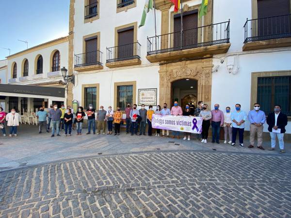 El Ayuntamiento de Los Barrios  ha secundado un minuto de silencio en memoria de la última víctima de la violencia machista