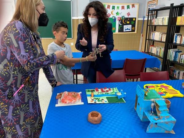 La consejera de Igualdad conoce las actividades del centro de menores de Jerez con motivo de la Feria del Caballo
