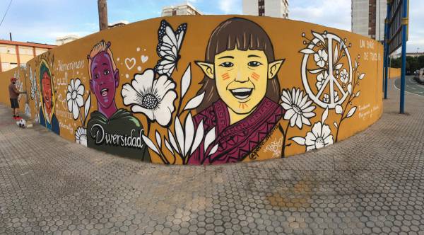 Un gran mural del artista Pesto transmite la alegría de la diversidad en el colegio público Tartessos de El Saladillo