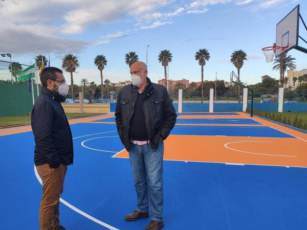 El alcalde de La Línea ha inaugurado esta mañana las nuevas canchas de baloncesto en el complejo de la Ciudad Deportiva
