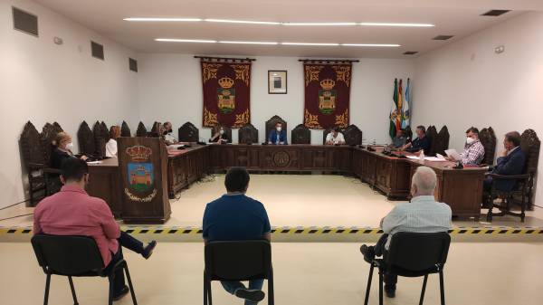 El alcalde de La Línea presenta a las asociaciones que representan a las personas con movilidad reducida los objetivos del VI Plan de Asfaltado