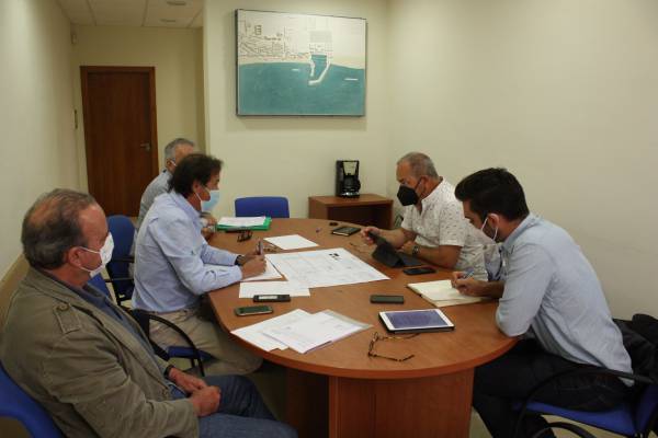 La Junta informa a la gestora de productos pesqueros de La Atunara de las mejoras en la lonja y el centro de moluscos