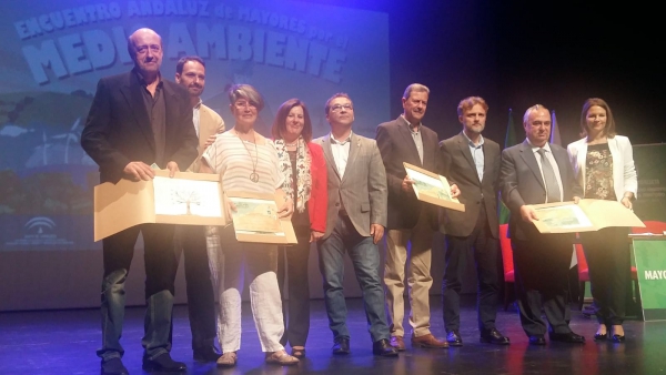 Rosa Pérez felicita a Encarnación Gómez, del Centro de Participación Activa de la Atunara, ganadora de un premio andaluz de fotografía sobre reciclaje