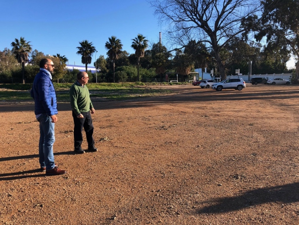 Alconchel y Gómez supervisan la pavimentación del aparcamiento frente al colegio Casa de la Virgen de Palmones