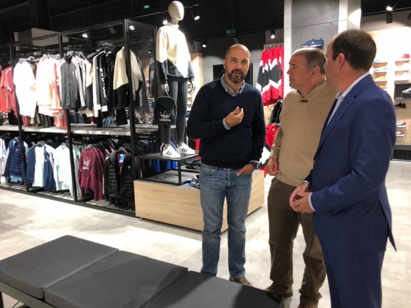 Romero y Alconchel visitan la nueva tienda  ‘Foot on Mars ‘ en el centro comercial Bahía Plaza de Palmones