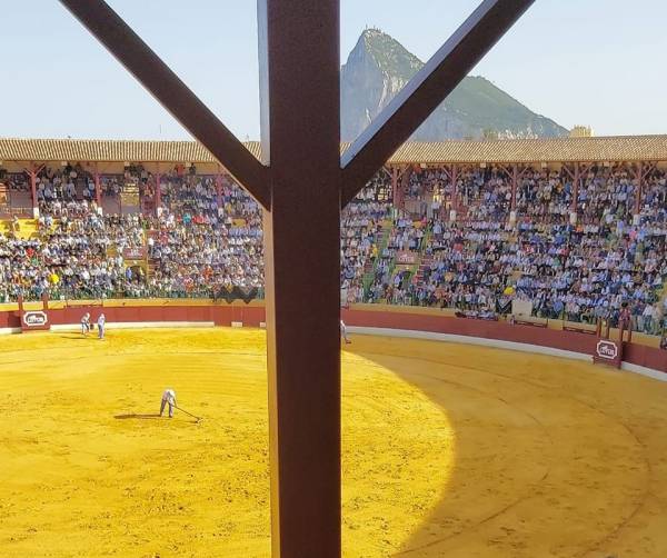 El alcalde de La Línea destaca el impacto económico de la corrida de toros inaugural en  la Plaza El Arenal:  casi 5.000 espectadores hicieron circular más de 300.000 euros en una sola jornada
