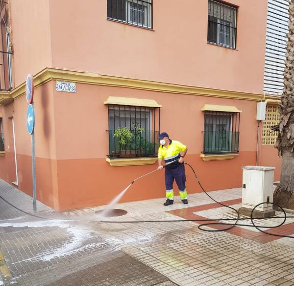 Los trabajos de desinfección de la delegación de Limpieza se han centrado en colegios y  distintas plazas y calles de la ciudad