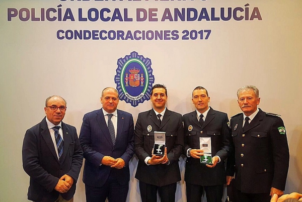 Romero y Gómez asisten en Sevilla a la entrega de la Medalla al Mérito Policial a dos agentes de la Policía Local de Los Barrios