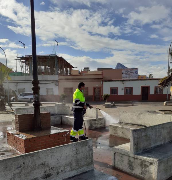 Ejecutados trabajos de desinfección en paradas de taxis y autobuses y centro de salud de Poniente de la Línea