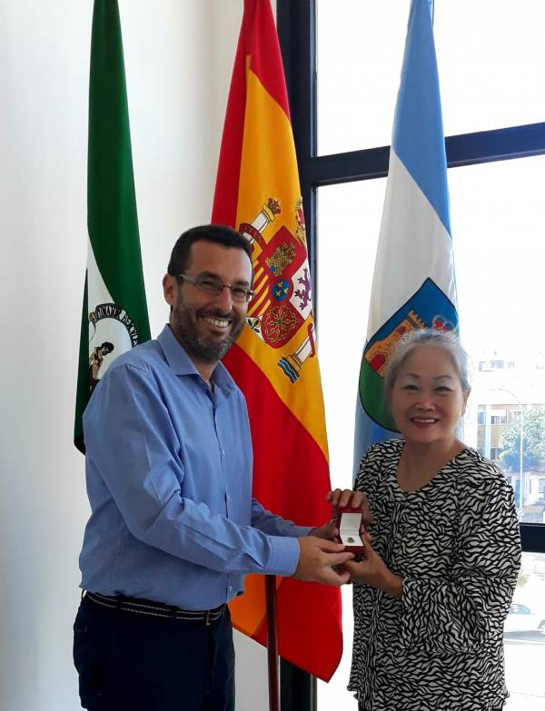 El alcalde de La Línea entrega la insignia de la ciudad a la artista china Chu Lily