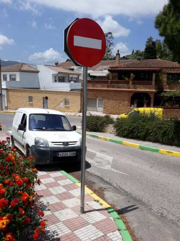 El Ayuntamiento de Los Barrios renueva la señalización vertical en varias zonas del municipio