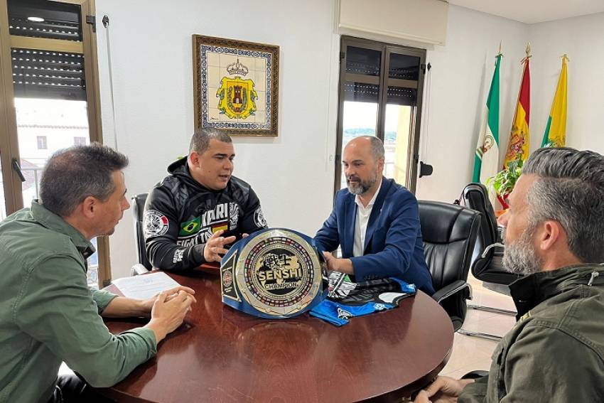 Alconchel felicita a Luis Carlos Brito, luchador de Artes Marciales Mixtas afincado en Los Barrios, por sus logros deportivos