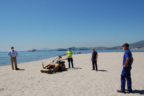 Gómez anuncia trabajos de limpieza en la playa de Palmones ante la reapertura al baño del próximo 25 de mayo