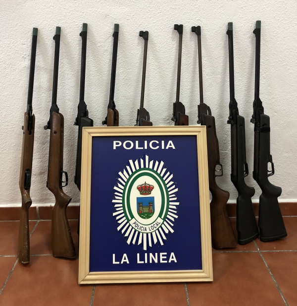 La Policía Local interviene nueve carabinas en dos establecimientos de tiro de la feria