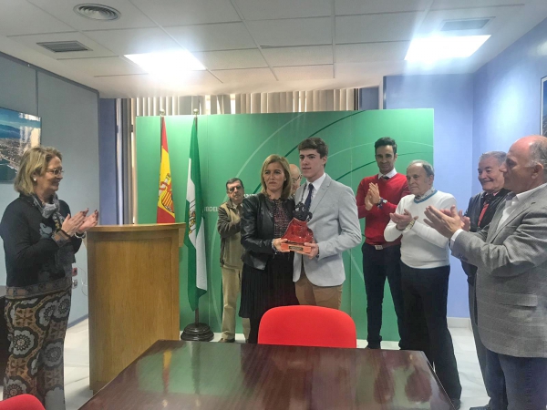 Eva Pajares entrega el VI Trofeo Joven Promesa Taurina al novillero Francisco Fernández