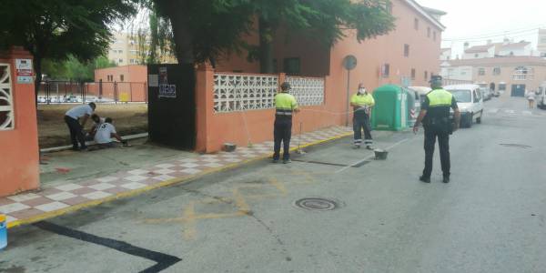 Policía Local, Mantenimiento Urbano y Educación  acondicionan  y señalizan los accesos en desuso de los centros educativos de La Línea