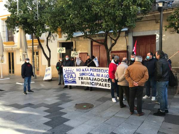 El Comité de Empresa del ayuntamiento de Jerez continuará con las concentraciones en las puertas del consistorio