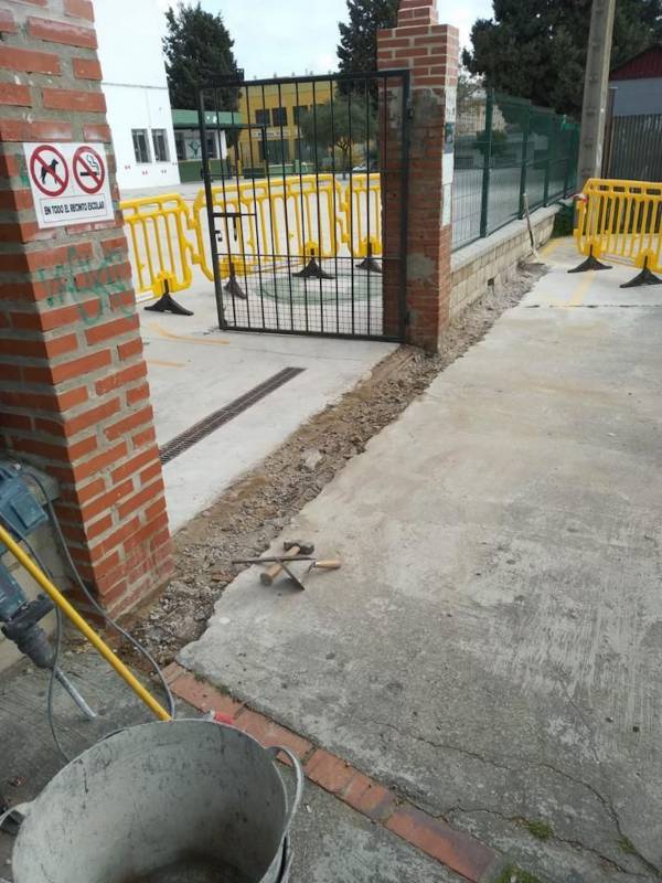 El Ayuntamiento de Los Barrios instala una nueva cancela en el recinto del colegio Maestro Juan González