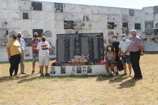 Podemos e IU La Línea visitan las fosas comunes en Jimena y agradecen la labor del movimiento memorialista.
