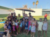 Ceferina Peño acompaña a menores saharauis y familias del programa ‘Vacaciones en paz’ a un encuentro celebrado en la piscina de verano